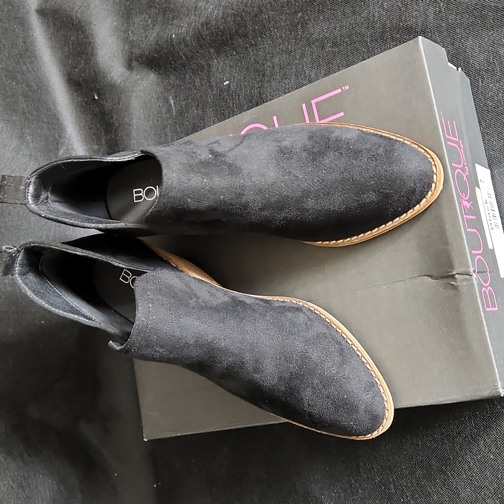 Short black bootie shoe